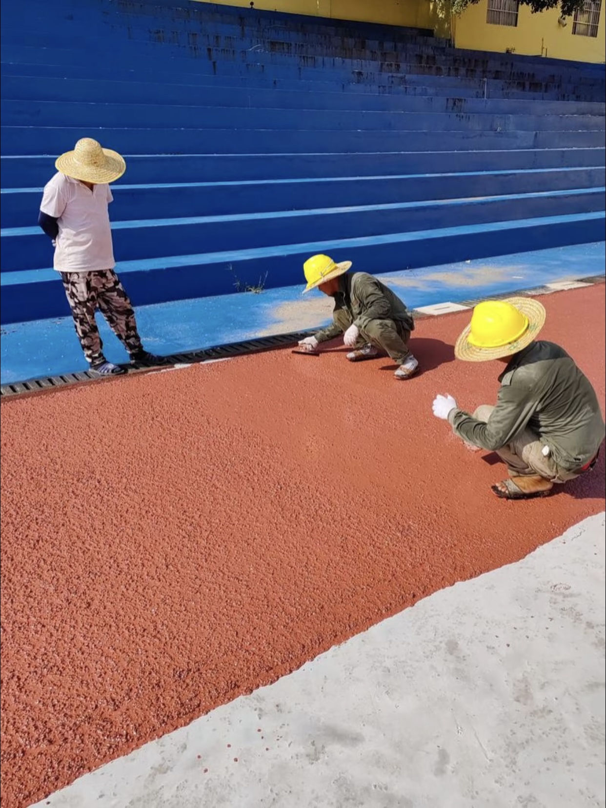 塑胶跑道难闻气味的背后真相