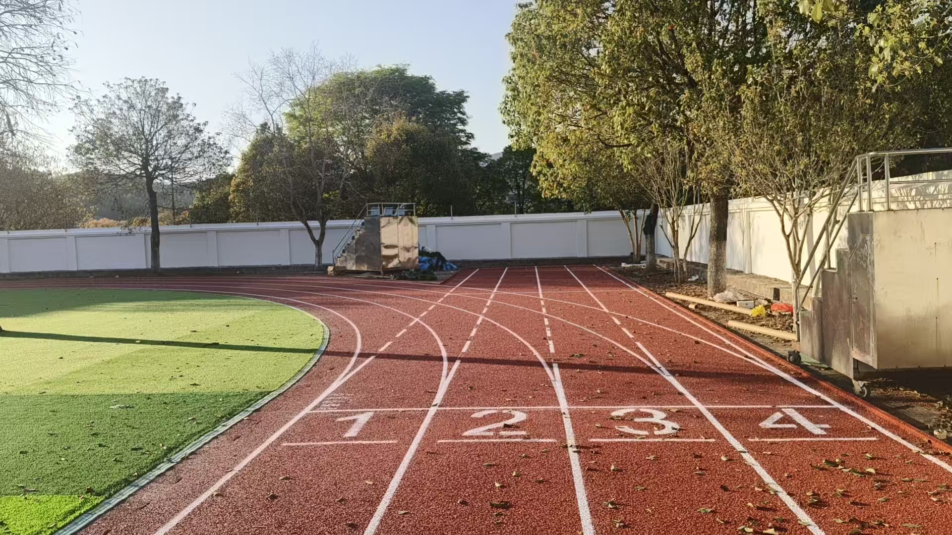 日常怎么维护跑道？能不能用高压水枪冲洗？